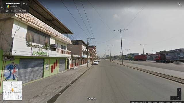 Casa con 3 locales comerciales en la Av. 25 de Julio