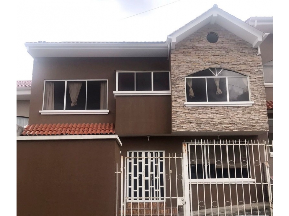 En Cuenca, Casa en venta en condominio, sector el Cebollar