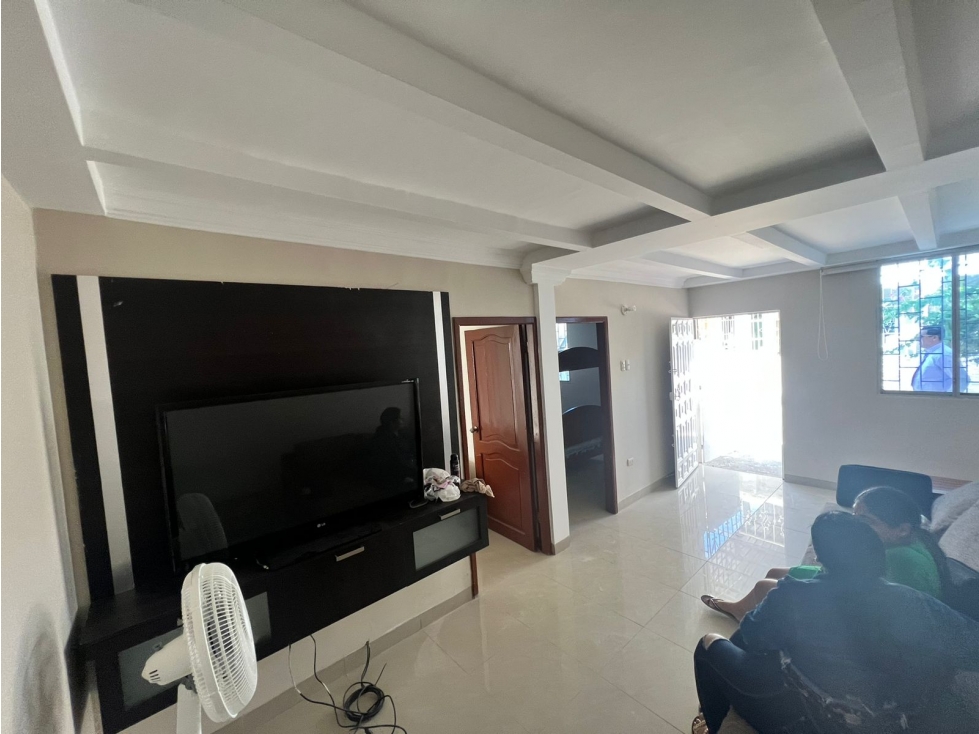 VENDO CASA EN URBANIZACION VIA A SANTA ELENA (PENINSULA)-GUAYAQUIL