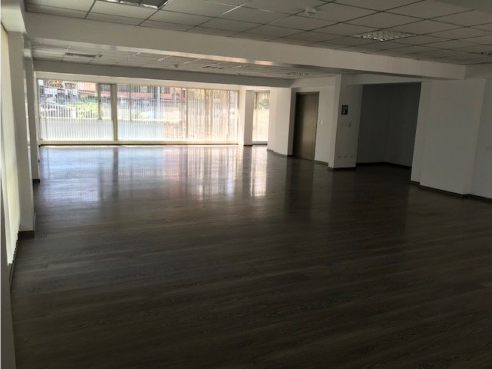 VENTA OFICINA CORPORATIVA ELOY ALFARO Y 6 DICIEMBRE 150 M2 MODERNO