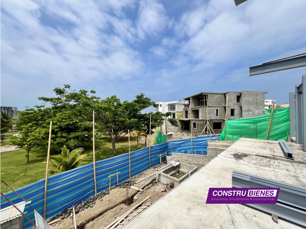 Casa tipo duplex con piscina en Urbanización Ciudad del Mar, Manta