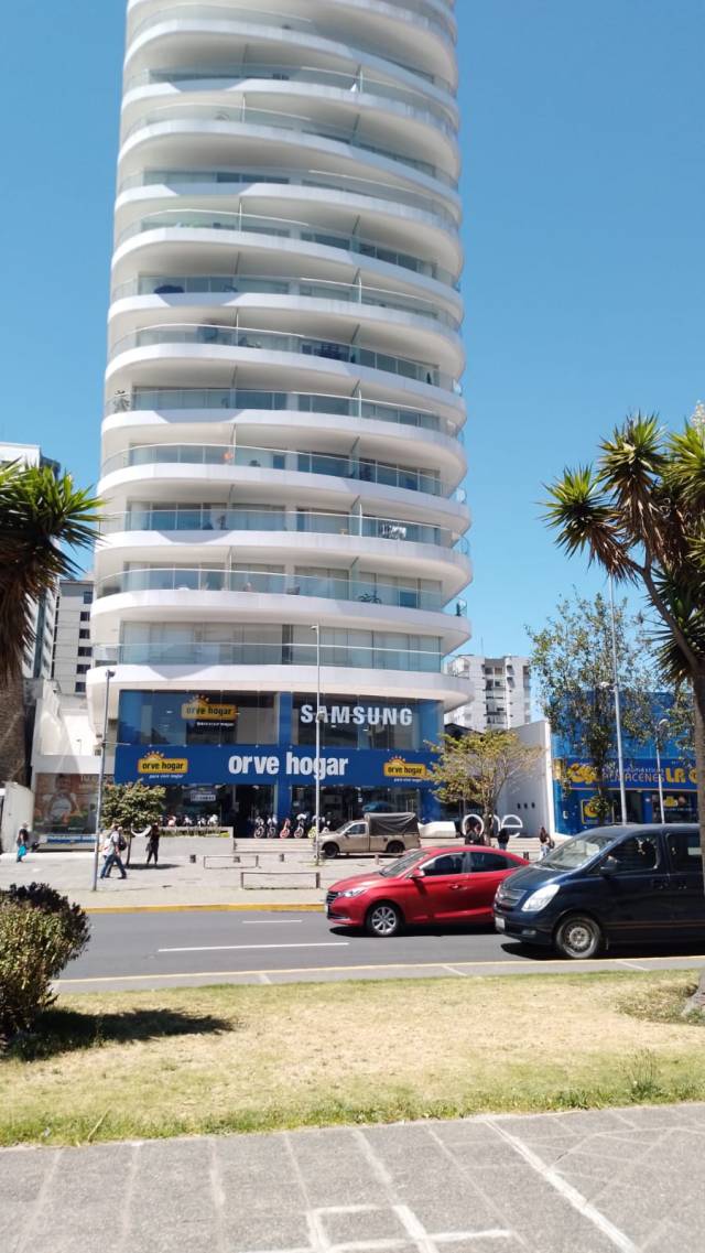 EN VENTA SUIT EN EL EDIFICIO ONE PISO 13 ESQUINERO AV NACIONES UNIDAS Y AV AMAZONAS