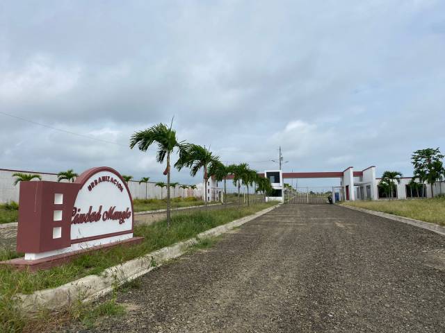 Terreno con 25% de descuento al Sur de Manta en Urbanizacion frente al Mar sobre acantilado