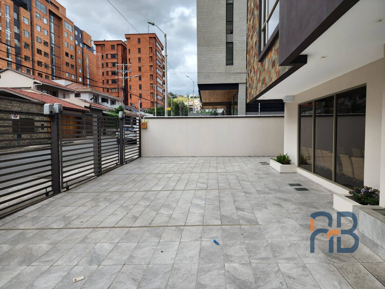 Departamento en venta con amplio patio planta baja sector Ordoñez Lasso